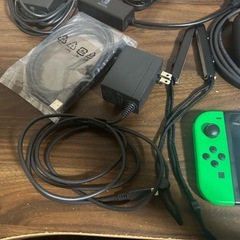 Nintendo Switch、ドックとコントローラー×2とスプラトゥーン2付き。
の画像