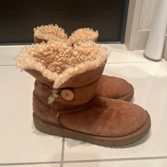 UGG ムートンブーツ ブラウン ボタン付きの画像