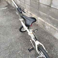 お洒落で便利な軽量小型自転車　折りたたみ自転車　タイヤ良好の画像