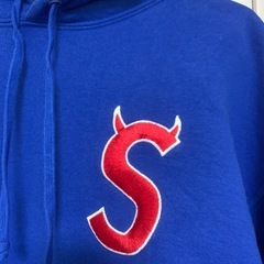 シュプリーム パーカー 売りますの画像