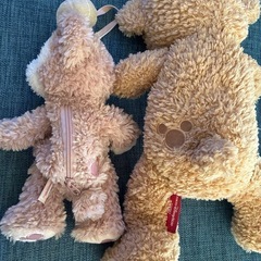 ダッフィのぬいぐるみとシェリーメイのポーチの画像