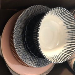 11/3（月・祝）18時〜24時迄【本日引越しのため】未使用のお皿多数＆収納カゴ４個の画像