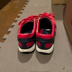 Umbro トレーニングシューズ レッド/ネイビー 24cmの画像