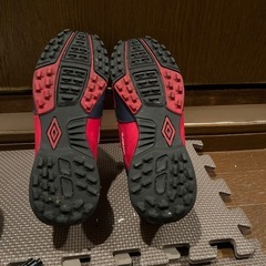 Umbro トレーニングシューズ レッド/ネイビー 24cmの画像
