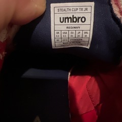 Umbro トレーニングシューズ レッド/ネイビー 24cmの画像