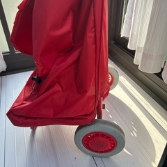 赤が綺麗なお買物カートの画像