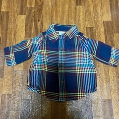 GAPのシャツと無印パーカー50cmの画像