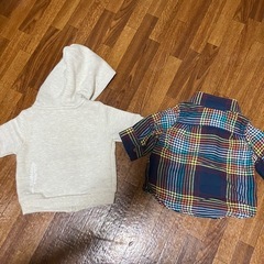 GAPのシャツと無印パーカー50cmの画像