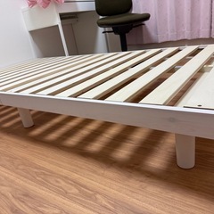 ベッドフレームとマットレスの画像