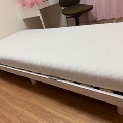 ベッドフレームとマットレスの画像