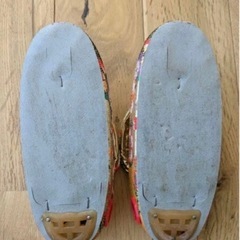 18センチ 花柄草履 金色ストラップ付きの画像