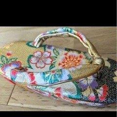 18センチ 花柄草履 金色ストラップ付きの画像