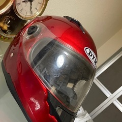 赤いバイクヘルメットの画像