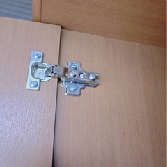 木製クローゼット、鏡付きの画像