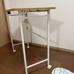 ニトリ　折りたたみサイドテーブル　キャスター付きの画像