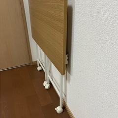 ニトリ　折りたたみサイドテーブル　キャスター付きの画像