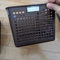 【お渡し決まりました】プラスチック製　収納カゴ　書類入れ　書類立て　収納の画像