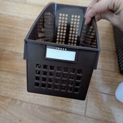 【お渡し決まりました】プラスチック製　収納カゴ　書類入れ　書類立て　収納の画像