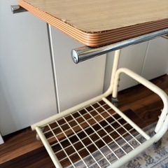 ベッドサイドテーブル　キャスター付きの画像