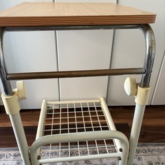 ベッドサイドテーブル　キャスター付きの画像