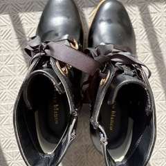 紐のリボンが可愛いでしょ　黒のブーツの画像