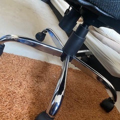 デスク椅子高さ調節可能の画像