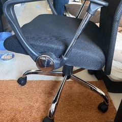 デスク椅子高さ調節可能の画像