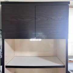 ゴミ箱も置けるレンジキャビネットの画像