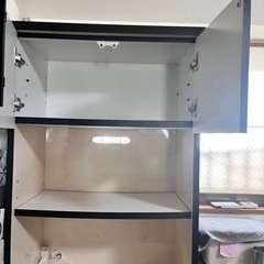 ゴミ箱も置けるレンジキャビネットの画像