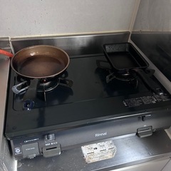 コンロ、食器、フライパンの画像