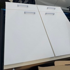 白い食器棚　キャスター＆コンセント付きの画像