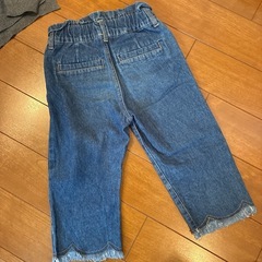 フリンジデニムと猫の薄手のセーター　
110 の画像