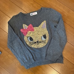 フリンジデニムと猫の薄手のセーター　
110 の画像