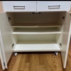 白い食器棚　キャスター＆コンセント付きの画像