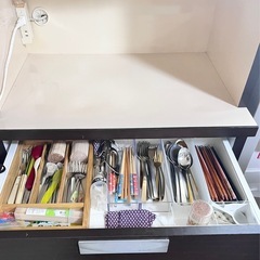 ゴミ箱も置けるレンジキャビネットの画像