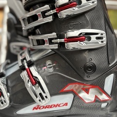 スキー板とスキーブーツの画像