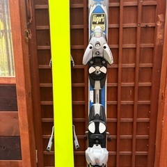 スキー板とスキーブーツの画像