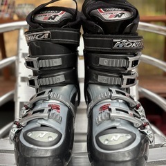 スキー板とスキーブーツの画像