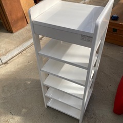 白いスリッパラックの画像