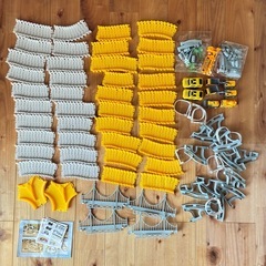 トンリ電動トラックおもちゃの電車セットは、3〜6歳の男の子に最適です。電動トラックカーは、スプライス可能なトラックでレースが楽しめるおもちゃで、クリスマスや誕生日のプレゼントにぴったりです。の画像