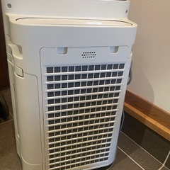 シャープ 加湿空気清浄機　プラズマクラスター 　KC-F50-Wの画像