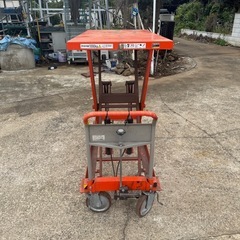 トラスコ中山 TRUSCO ハンドリフター 1000kg 1200X600リフト台車 足踏み式 テーブルリフトの画像