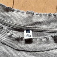 UNIQLO 長袖Tシャツ　150㎝の画像