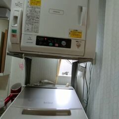 洗濯機と乾燥機のセット。接続できる器具もあります。の画像