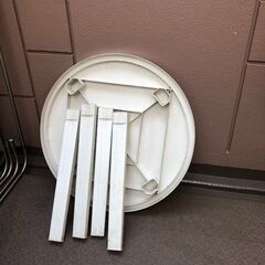  取来人差し上げます　屋外プラスティックラウンドテーブル（BBQ用）の画像