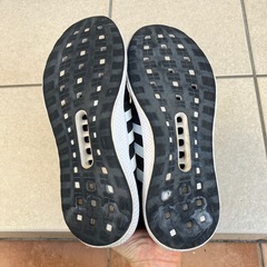 adidas ランニングシューズの画像