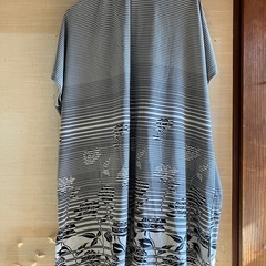 服　値下げ　薔薇の柄の画像