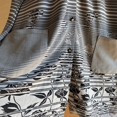 服　値下げ　薔薇の柄の画像