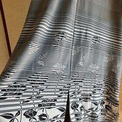 服　値下げ　薔薇の柄の画像