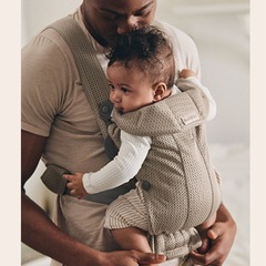 抱っこ紐　ベビージョルンの画像